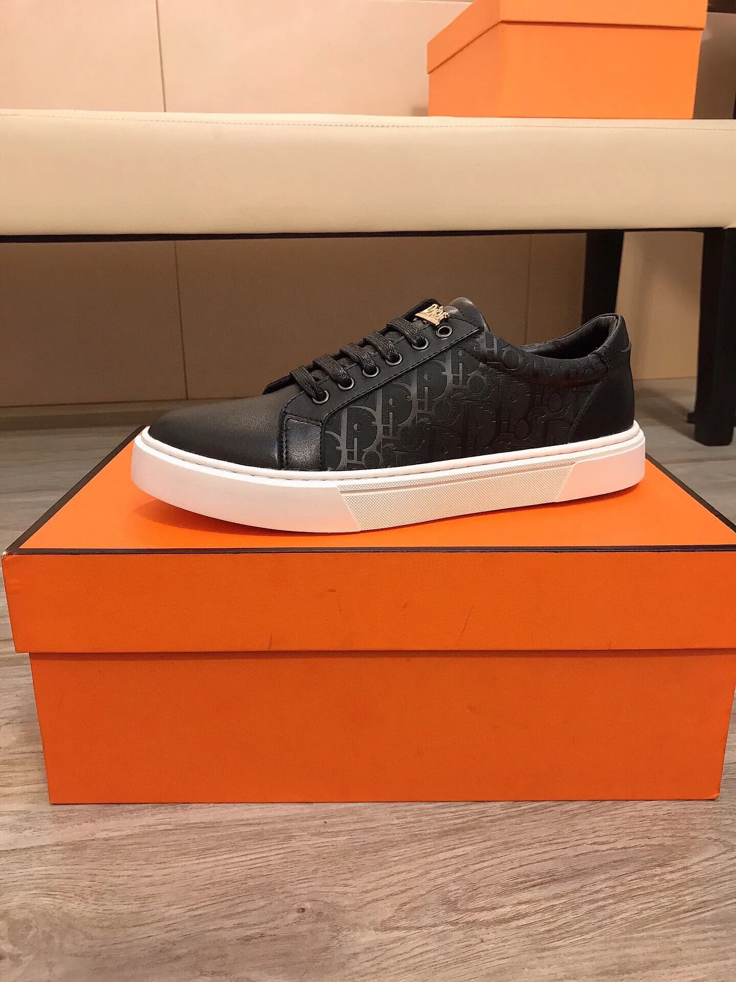 Factory price 360 ​​◾️▫【Dior】Dior's new high-end boutique, men's fashionable casual shoes, quite distinctive. The upper is made of imported soft cowhide + brand-specific embossing, which shows the design style. The genuine leather lining makes the foot feel soft and comfortable. The original wear-resistant special outsole is a must-have item for trendy men! Size: 38-44